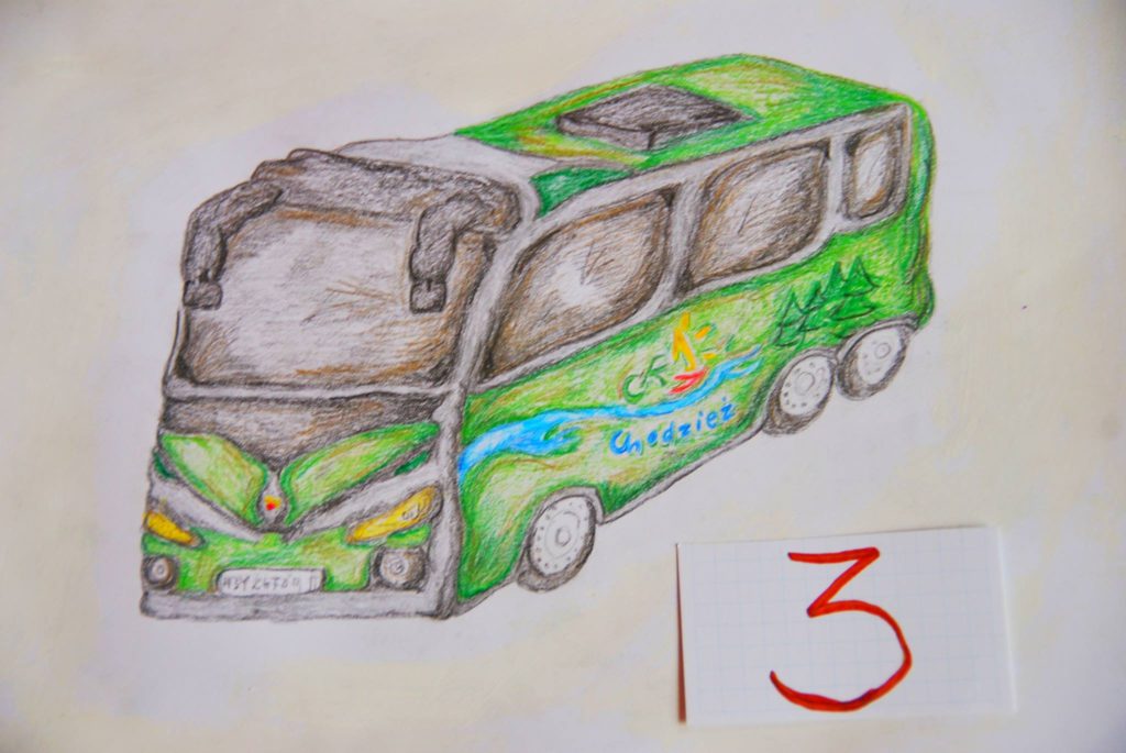 Autobus namalowany przez Oliwera Marcinkiewicza ucznia miejskiego gimnazjum w Chodzieży. Fot. MZK Chodzież