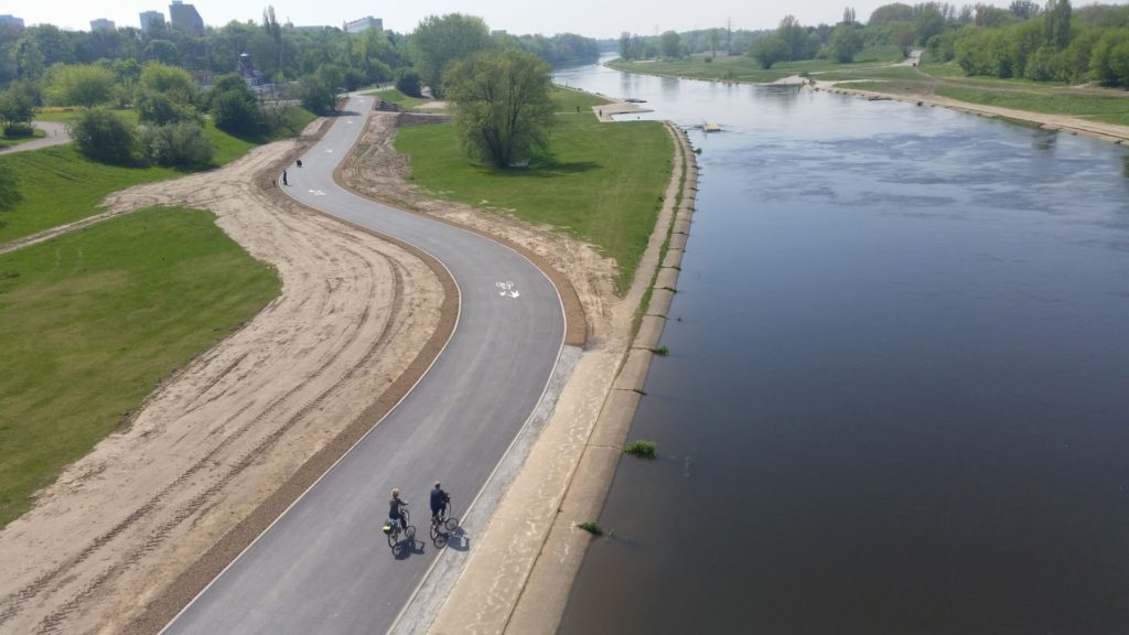 Wokół Warty już częściowo istnieje ścieżka pieszo-rowerowa, która będzie dalej rozbudowywana Fot. Archiwum Urzędu Miasta Poznania.