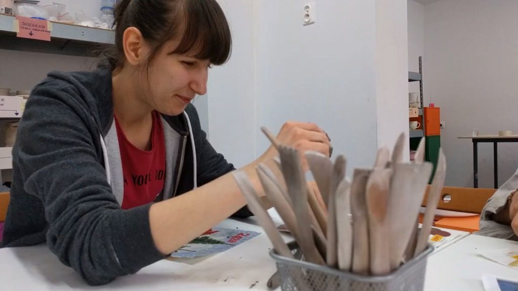 Ewa Lepczyk podczas zajęć w pracowni ceramicznej