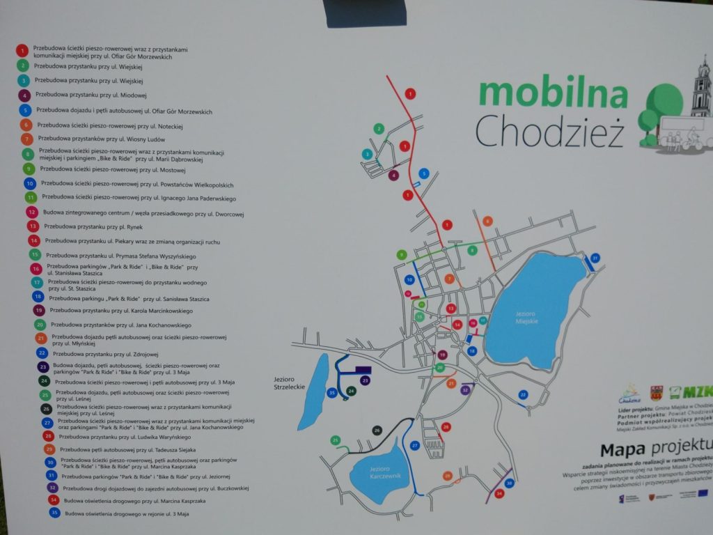 Mapa projektu „Wsparcie strategii niskoemisyjnej na terenie miasta Chodzieży, poprzez inwestycje w obszarze transportu zbiorowego celem zmiany świadomości i przyzwyczajeń mieszkańców”. Na planie miasta zaznaczone kolorowymi punktami 35 zadań, które zostaną zrealizowane w ramach projektu.