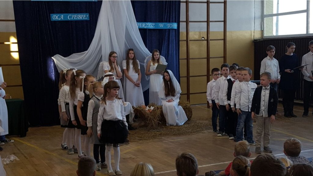Młodzi artyści na scenie czują się jak prawdziwi aktorzy. Gminny konkurs piosenki polskiej w Sypniewie.