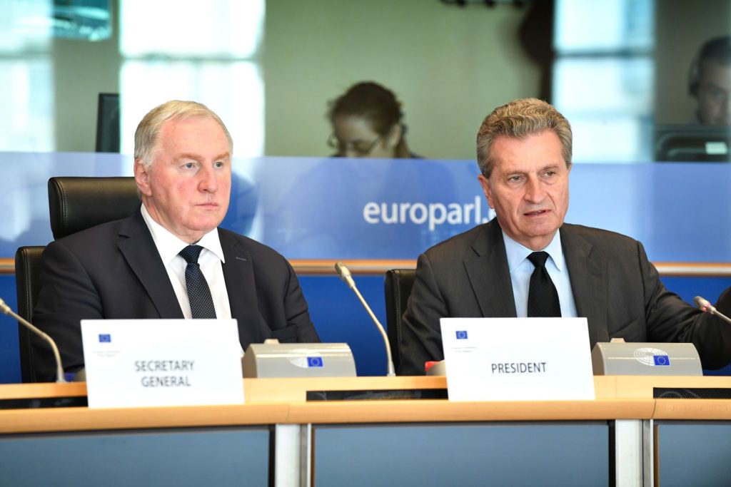 Günther Oettinger, unijny komisarz odpowiedzialny za budżet i zasoby ludzkie oraz Karl-Heinz Lambertz, pierwszy wiceprzewodniczący Europejskiego Komitetu Regionów