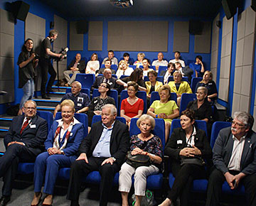 Na zdjęciu uczestnicy pokazu filmowego siedzący w kameralnym kinie w Starym Mieście.