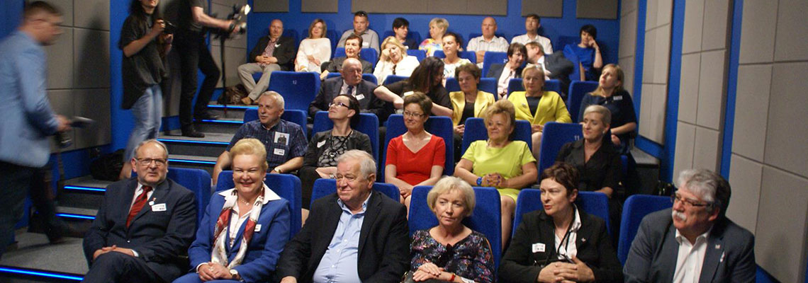Na zdjęciu uczestnicy pokazu filmowego w Starym Mieście. (fot. Archiwum beneficjenta)