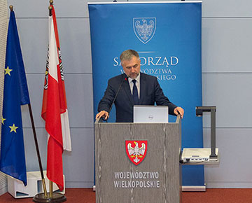 Zdjęcie przedstawia marszałka Marka Woźniaka, który wypowiada się o przyszłości regionu.