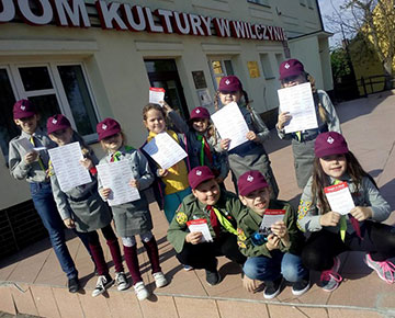 Na zdjęciu grupa dzieci trzymająca dyplomy.