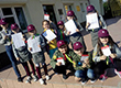 Na zdjęciu grupa dzieci trzymająca w rękach dyplomy.