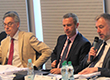Na zdjęciu: Przy stole konferencyjnym debatuje trzech mężczyzn