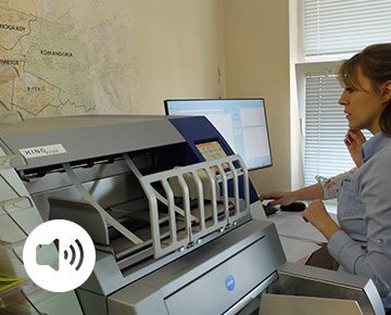 Na zdjęciu: Kobieta w biurze obsługuje maszynę służącą do digitalizowania danych