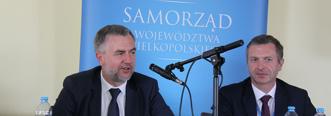 Na zdjęciu: Marszałek Marek Woźniak przemawia podczas konferencji, na tle baneru 'Samorząd Województwa Wielkopolskiego''