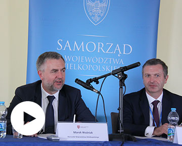 Na zdjęciu: Marszałek Marek Woźniak przemawia podczas konferencji, na tle baneru 'Samorząd Województwa Wielkopolskiego''