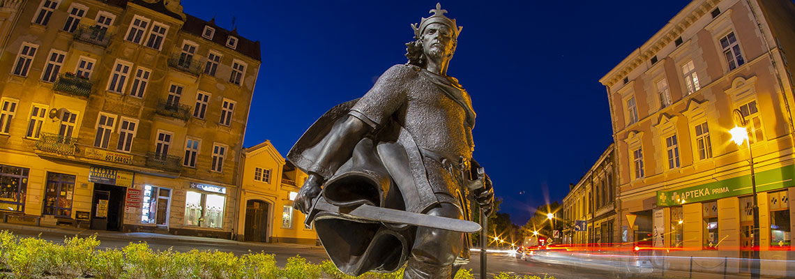 Zdjęcie przedstawia rzeźbę Bolesława Śmiałego z mieczem i koroną. Autorem zdjęcia jest Sebastian Uciński.