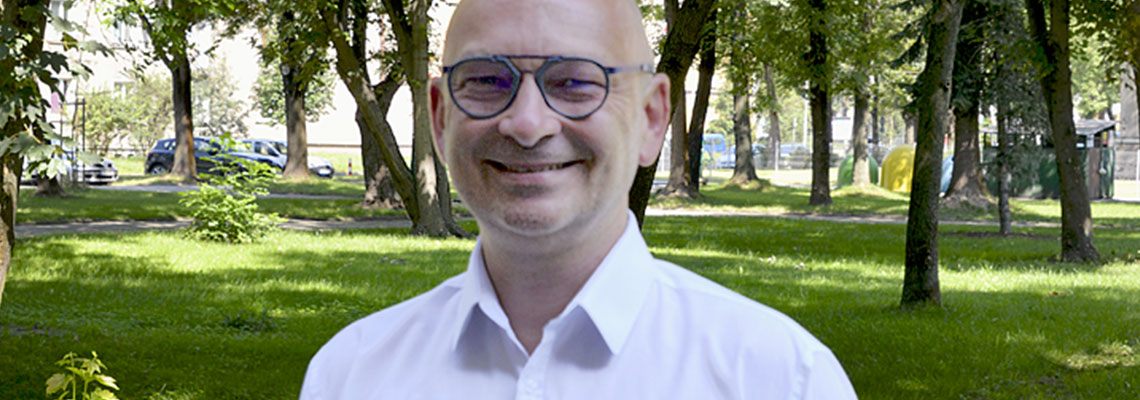 Fotografia przedstawia Mariusza Panka, prezesa krakowskiej Fundacji Wspierania Rozwoju Społecznego „Leonardo”. Autorem zdjęcia jest Łukasz Karkoszka.