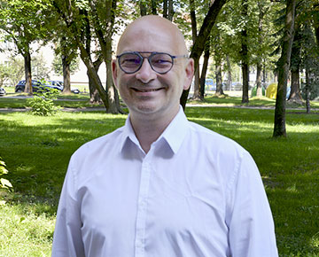 Fotografia przedstawia Mariusza Panka, prezesa krakowskiej Fundacji Wspierania Rozwoju Społecznego „Leonardo”. Autorem zdjęcia jest Łukasz Karkoszka.