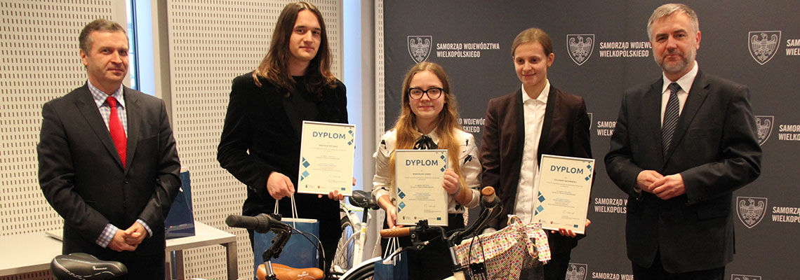 Fotografia przedstawia młodzież uhonorowaną dyplomami w konkursie. Zdjęcie pochodzi z archiwum Urzędu Marszałkowskieog Województwa Wielkopolskieg.