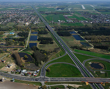 Fotografia przedstawia drogę szybkiego ruchu z lotu ptaka. Zdjęcie pochodzi z fotoportal.poznan.pl.
