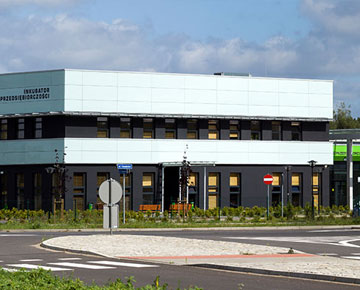 Fotografia przedstawia budynek Leszczyńskiego Centrum Biznesu. Zdjęcie pochodzi z arhciwum beneficjenta.