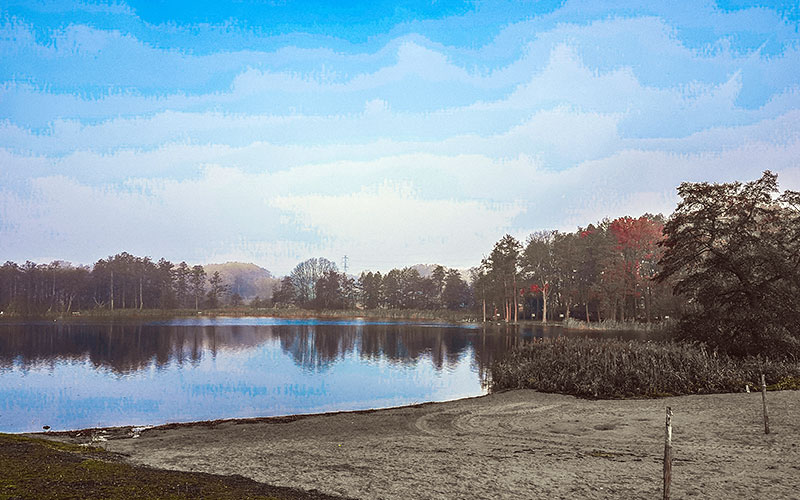 Fotografia przedstawia jezioro otoczone lasem. Zdjęcie pochodzi z archiwum Fundacji Olandia.