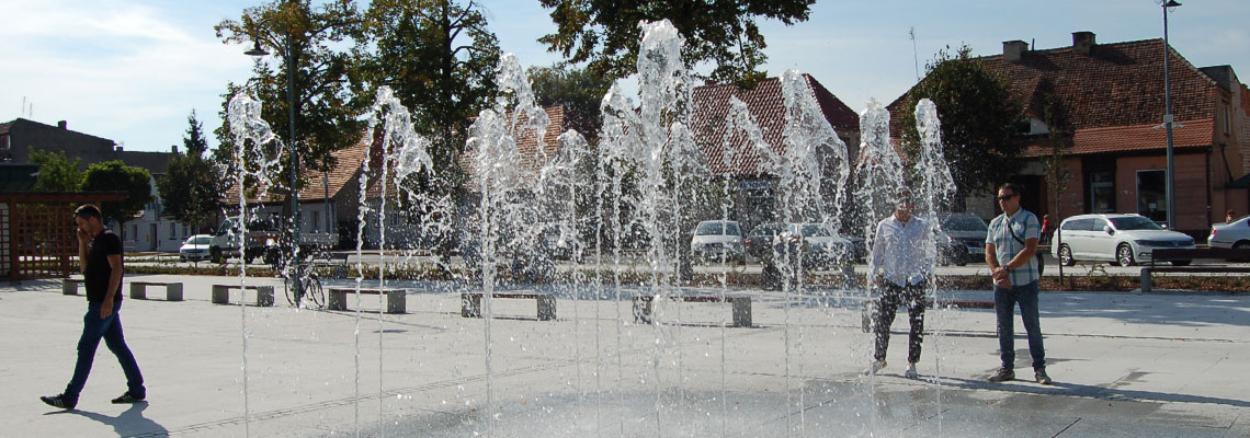 Fotografia przedstawia fontannę na placu miejskim. Zdjęcie pochodzi z archiwum beneficjenta.