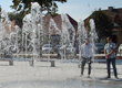 Fotografia przedstawia fontannę na placu miejskim. Zdjęcie pochodzi z archiwum beneficjenta.