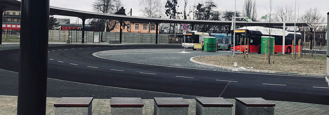 Fotografia przedstawia nowoczesne Centrum Przesiadkowe w Ostrowie Wielkopolskim. Widać przystanki oraz autobusy, gotowe do wyruszenia w trasę. Zdjęcie pochodzi z zasobów Aglomeracji Kalisko-Ostrowskiej.