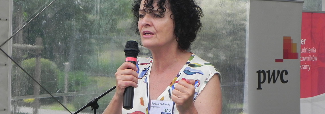 Fotografia przedstawia Barbarę Sadowską, wiceprzewodniczącą Zarządu Fundacji Pomocy Wzajemnej Barka. Zdjęcie pochodzi z archiwum prywatnego.