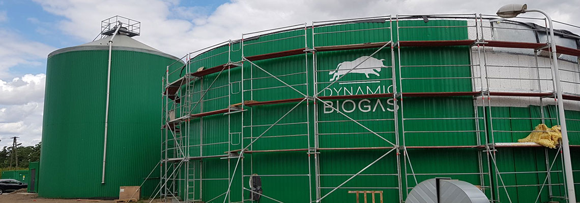 Fotografia przedstawia innowacyjną w skali świata biogazownię, która powstała na terenie Uniwersytetu Przyrodniczego w Przybrodzie. Zdjęcie pochodzi z archiwum  Uniwersytetu Przyrodniczego w Przybrodzie.