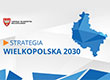 Obraz przedstawia baner promujący Strategię Wielkopolska 2030. Na biało-niebieskim tle znajduje się napis „Strategia Wielkopolska 2030” oraz herb Samorządu Województwa Wielkopolskiego. Obraz pochodzi z archiwum Urzędu Marszałkowskiego Województwa Wielkopolskiego.