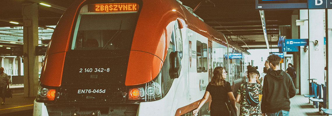 Fotografia przedstawia pociąg do stacji Zbąszynek, stojący przy peronie na dworcu głównym w Poznaniu. Autorem zdjęcia jest Jarosław Tomaszewski.