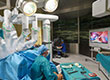 Fotografia przedstawia nowoczesny robot chirurgiczny da Vinci, który na sali operacyjnej jest obsługiwany przez zespół lekarzy. Autorem zdjęcia jest D. Płaczek.