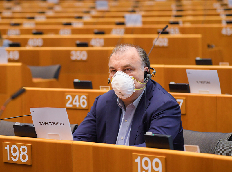 Fotografia przedstawia europarlamentarzystę w czasie obrad, na sesji plenarnej. Autorką zdjęcia jest Laurie DIFFEMBACQ.
