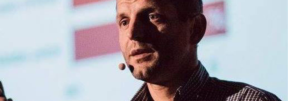 Fotografia przedstawia Jakuba Zwolińskiego – mężczyznę o krótkich włosach, w koszuli, podczas wystąpienia. Zdjęcie pochodzi z archiwum prywatnego.
