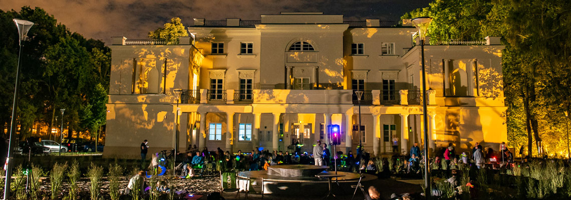 Fotografia przedstawia ciekawie oświetloną fasadę Pałacu Jankowice, podczas jednego z nocnych wydarzeń. Autorem zdjęcia jest Tomasz Koryl.