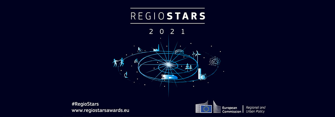 Grafika ma ciemne tło. Na górze jest napis REGIOSTARS 2021. Poniżej znajduje się jasna kula od której rozchodzą się promienie. Wokół niej, po orbicie zaznaczonej liniami, krążą różne symbole, między innymi rowerzysta, wiatrak, las czy most. W lewym dolnym rogu znajduje się napis #RegioStars, a poniżej link do strony internetowej www.regiostarsawards.eu. W prawym dolnym rogu jest logo Komisji Europejskiej oraz napis Regional and Urban Policy. Grafika pochodzi z archiwum Urzędu Marszałkowskiego Województwa Wielkopolskiego.