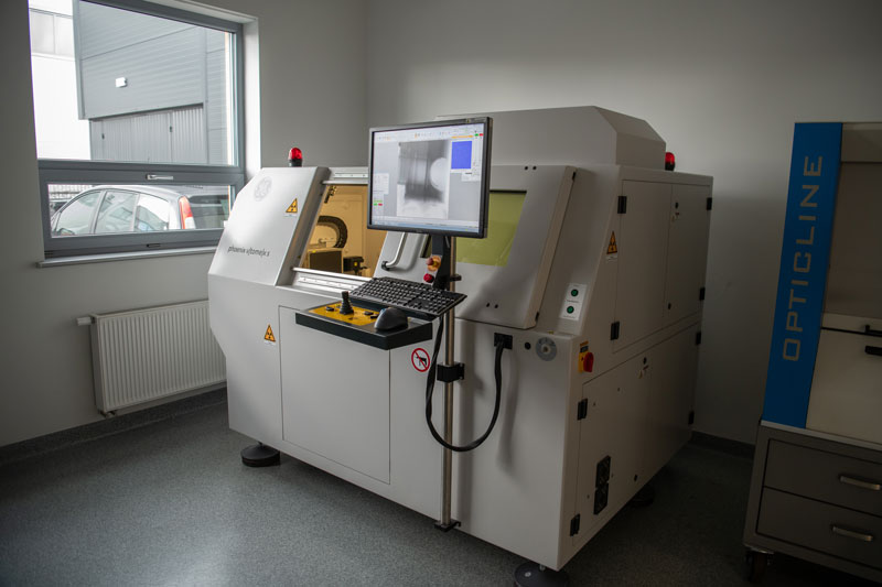Fotografia przedstawia nowoczesny, przemysłowy tomograf komputerowy w firmie ITA. Autorem zdjęcia jest Maciej Motylewski.
