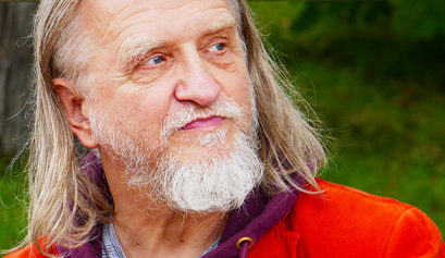 Fotografia przedstawia twarz starszego mężczyzny o długich, siwych włosach. Zdjęcie pochodzi z archiwum prywatnego.