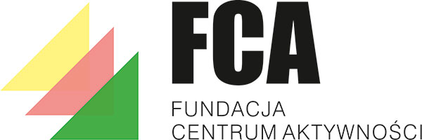 Grafika przedstawia logo Fundacji Centrum Aktywności. Po lewej stronie widoczne są trzy nachodzące na siebie trójkąty w kolorach pomarańczowym, różowym i zielonym. Po prawej zaś widnieje napis: FCA, Fundacja Centrum Aktywności. Logo pochodzi z archiwum beneficjenta.