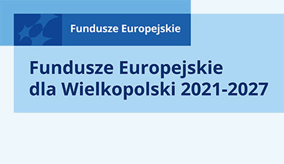 Na zdjęciu na ciemno niebieskim tle widzimy napis Fundusze Europejskie, poniżej, na jasno niebieskim Fundusze Europejskie dla Wielkopolski 2021-2027. Fotografia pochodzi z archiwum Urzędu Marszałkowskiego Województwa Wielkopolskiego.