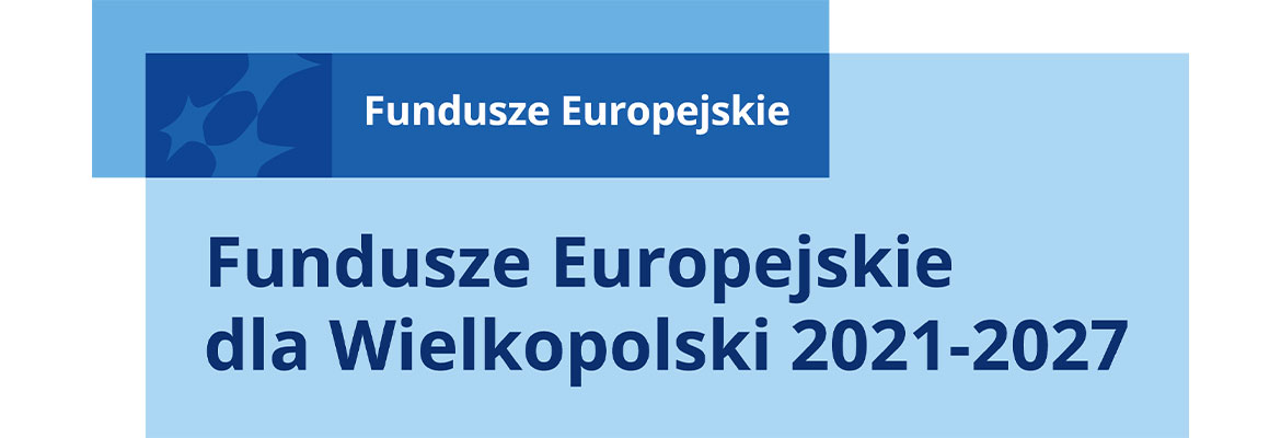 Na zdjęciu na ciemno niebieskim tle widzimy napis Fundusze Europejskie, poniżej, na jasno niebieskim Fundusze Europejskie dla Wielkopolski 2021-2027. Fotografia pochodzi z archiwum Urzędu Marszałkowskiego Województwa Wielkopolskiego.