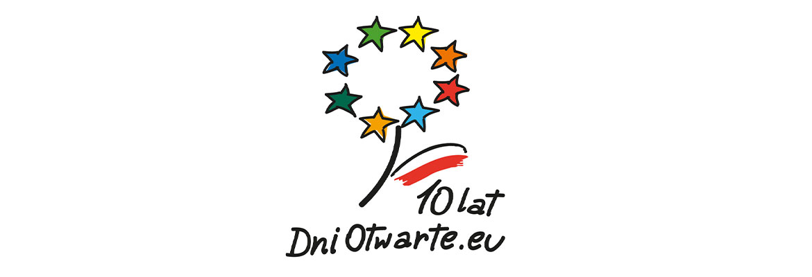 Grafika przedstawia narysowany kwiat złożony z ośmiu kolorowych gwiazdek, flagę Polski oraz napis: 10 lat dniotwarte.eu. Grafika pochodzi ze strony dniotwarte.eu.