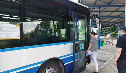 Fotografia przedstawia kobietę i mężczyznę wsiadających do autobusu, na dworcu. Zdjęcie pochodzi z archiwum beneficjenta.