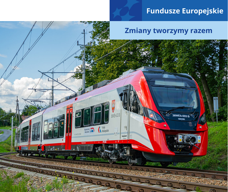 Na zdjęciu widoczny jest pociąg typu „Elf”, w biało-czerwonych barwach, z herbem województwa wielkopolskiego, sunący po torach. Fotografia pochodzi z archiwum Kolei Wielkopolskich.