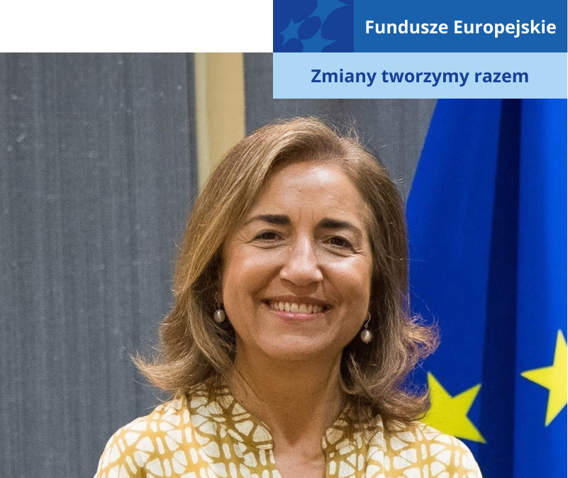 Na zdjęciu znajduje się popiersie Themis Christophidou - Dyrektor Generalnej ds. Polityki Regionalnej i Miejskiej w Komisji Europejskiej. Kobieta jest w średni wieku, ma długie jasne włosy i uśmiecha się. Fotografia pochodzi z archiwum prywatnego.