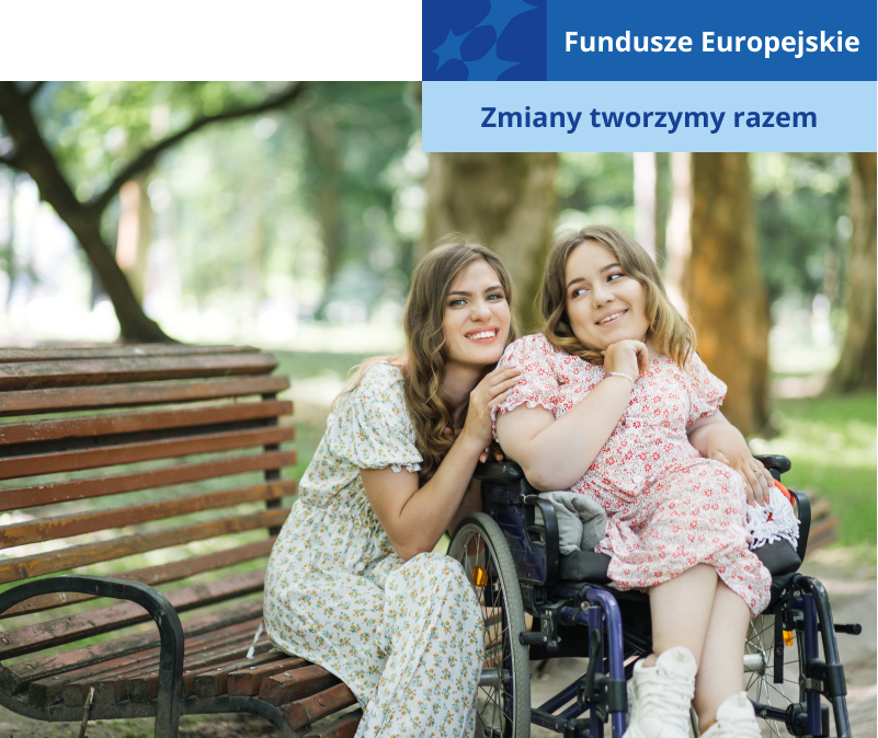 Na fotografii znajdują się dwie uśmiechnięte młode kobiety. Jedna z nich siedzi na ławce, druga zaś na wózku inwalidzkim. Pozują do zdjęcia, przytulając się. Fotografia pochodzi z adobe stock.