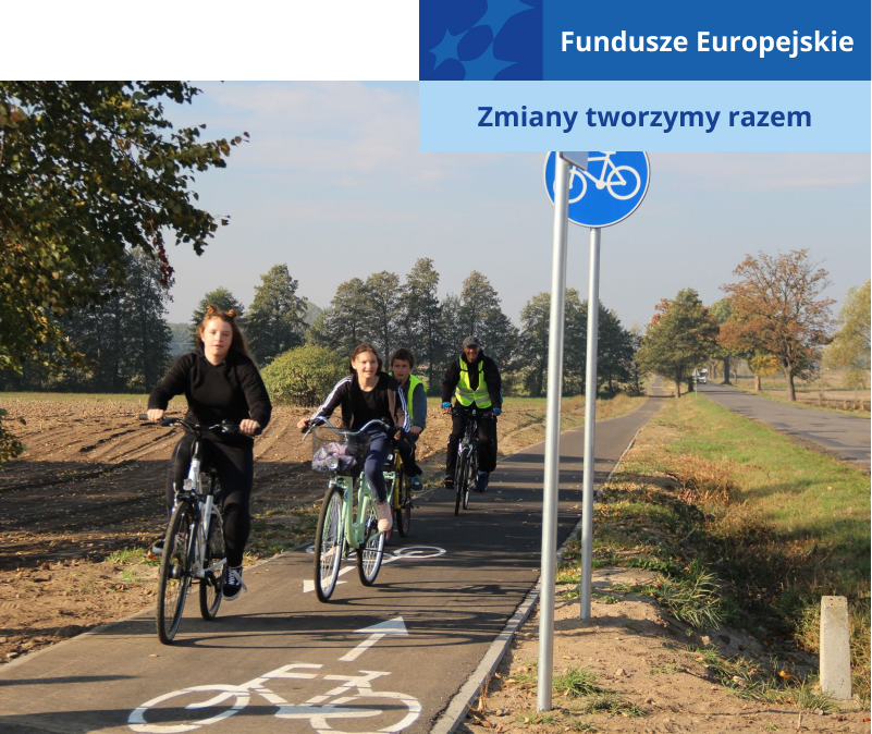 Fotografia przedstawia czwórkę rowerzystów poruszających się po ścieżce rowerowej. Zdjęcie pochodzi z archiwum beneficjenta.