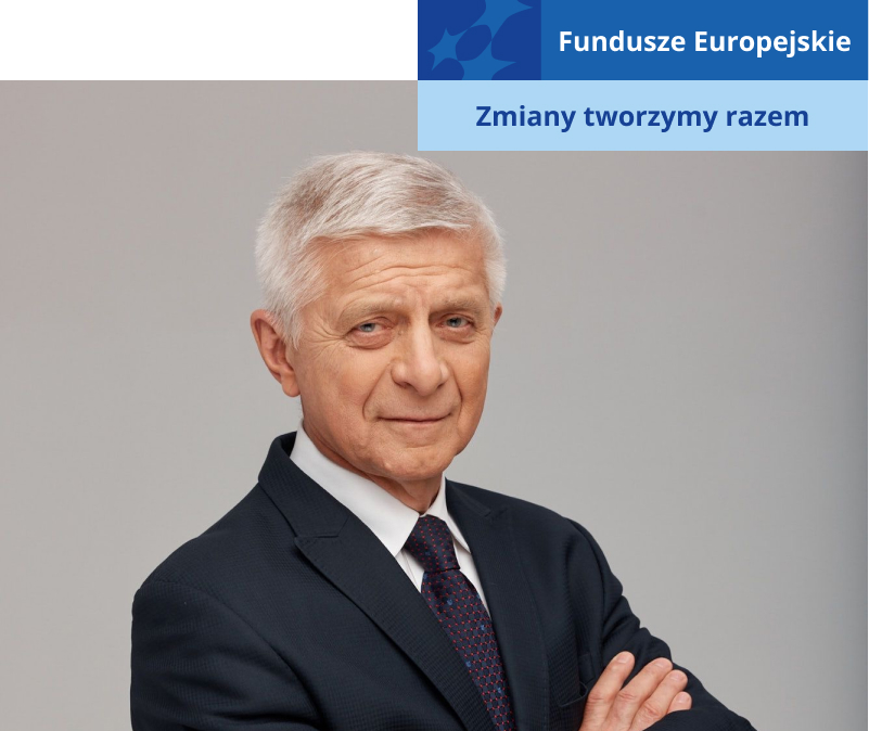 Na zdjęciu znajduje się prof. Marek Belka, mężczyzna pozuje w garniturze i z założonymi rękami. Zdjęcie pochodzi z archiwum prywatnego.