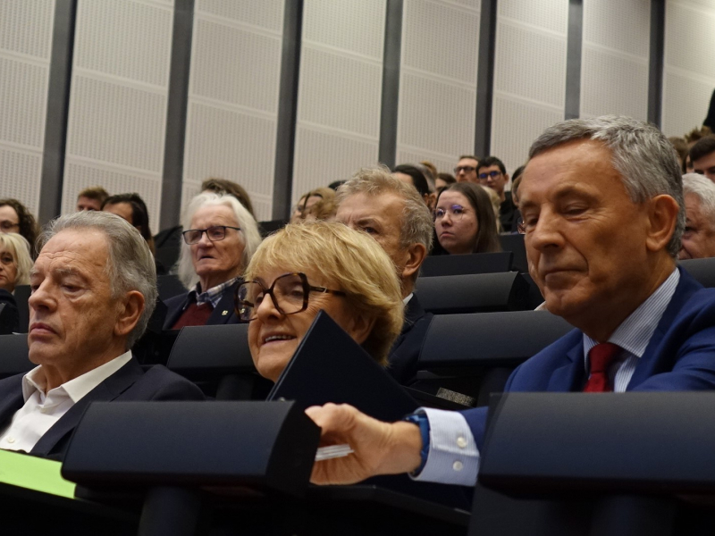 Na zdjęciu widoczne są osoby biorące udział w konferencji. Fotografia pochodzi z archiwum Urzędu Marszałkowskiego Województwa Wielkopolskiego.