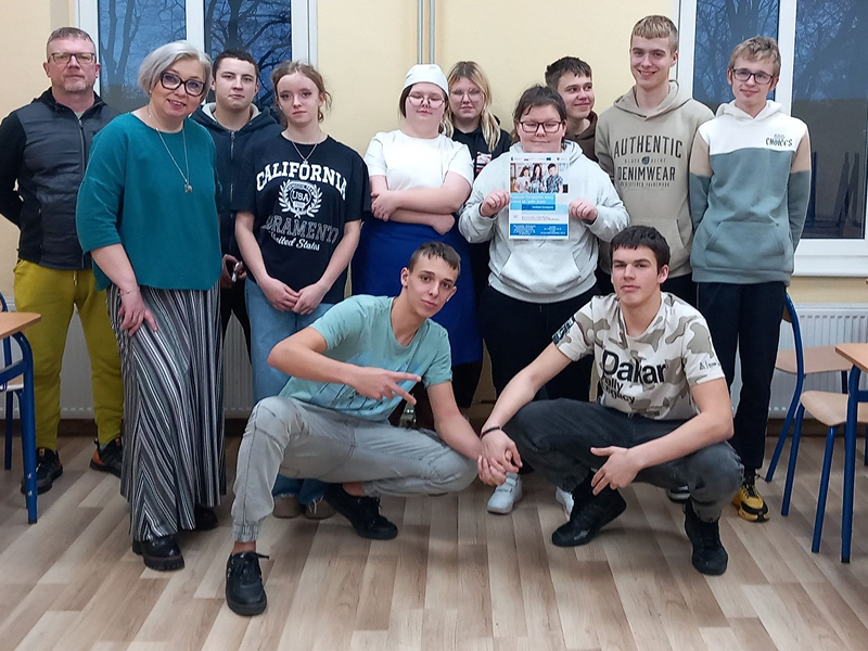 Zdjęcie grupowe przedstawia pozujących, młodych uczestników kursu, wraz ze swoim instruktorem. Wśród uczestników są kobiety i mężczyźni. Fotografia pochodzi z archiwum beneficjenta.