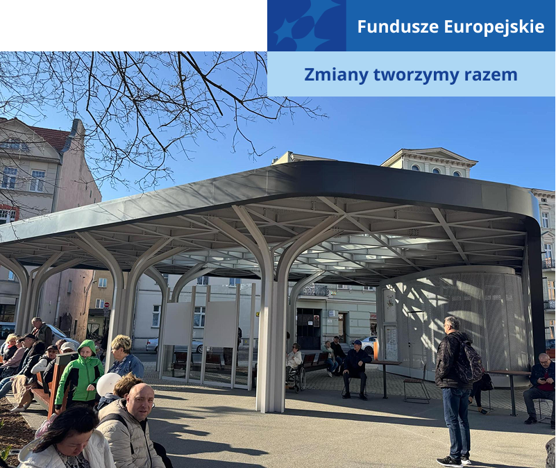 Na zdjęciu znajduje się duża, przestronna i nowoczesna wiata przystankowa, z której korzystają pasażerowie. Fotografia pochodzi z archiwum Urzędu Marszałkowskiego Województwa Wielkopolskiego.