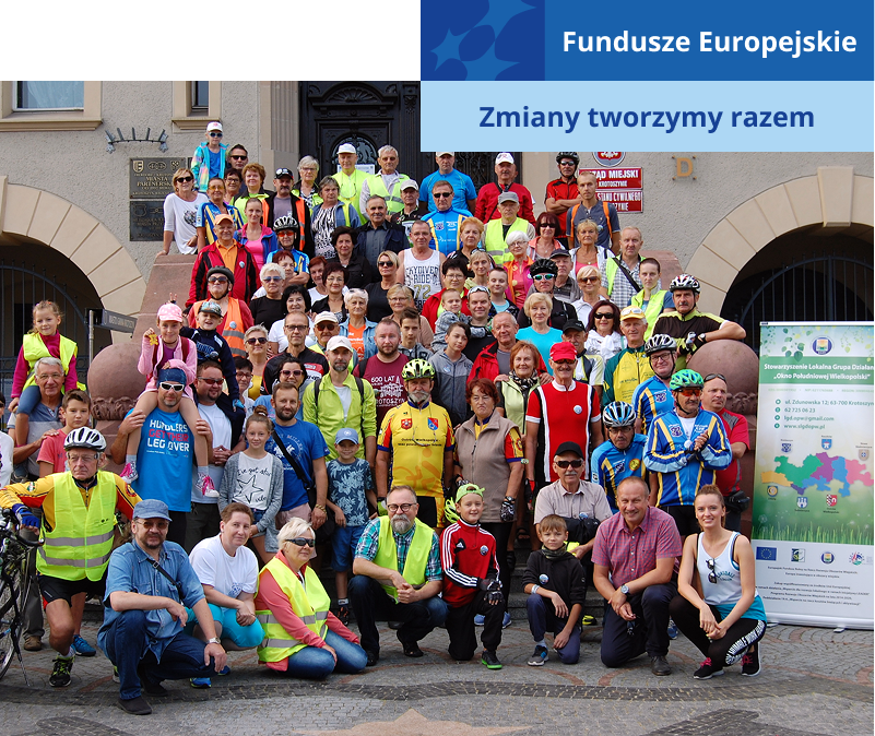 Na zdjęciu widoczna jest spora grupa osób, głównie rowerzystów, którzy pozują, stojąc na schodach urzędu miejskiego. Fotografia pochodzi z archiwum beneficjenta.
